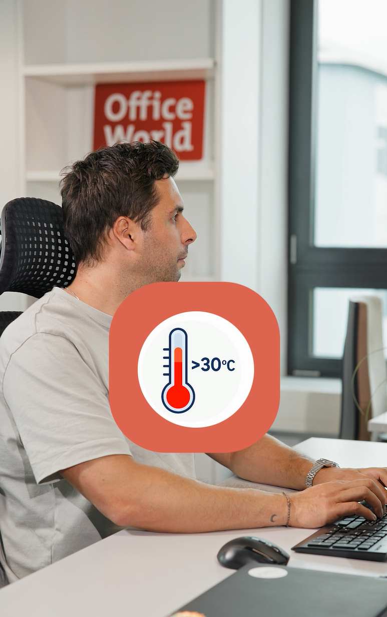 Mann am Arbeitsplatz, eingeblendetes Thermometer zeigt 30 °C.